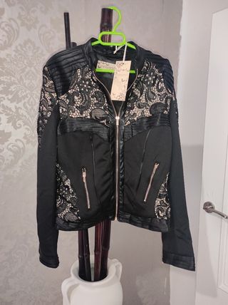 Cazadora Negra y Beige con Encaje