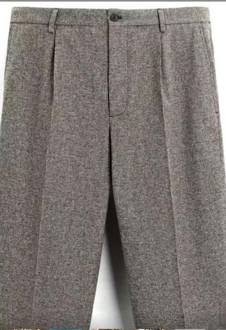 Pantalones Chinos Tostados con Espiga y Pliegue