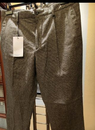 Pantalones Chinos Tostados con Espiga y Pliegue