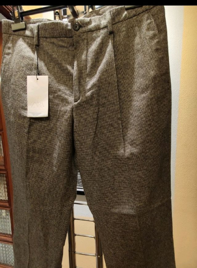 Pantalones Chinos Tostados con Espiga y Pliegue