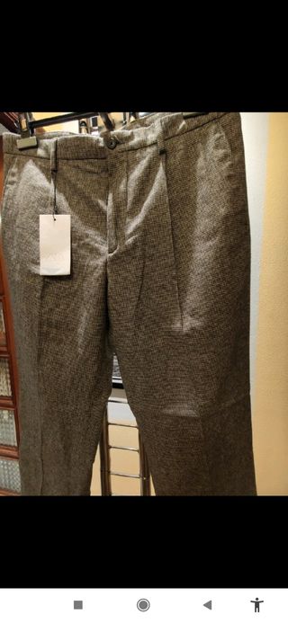 Pantalones Chinos Tostados con Espiga y Pliegue