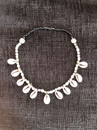 Collares de conchas y cuentas