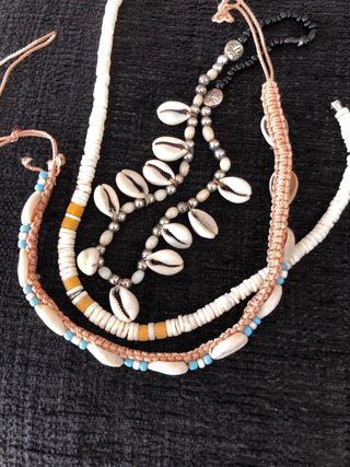 Collares de conchas y cuentas