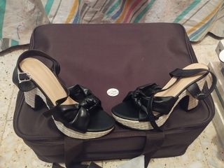 Sandalias de cuña negras con lazo