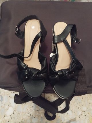 Sandalias de cuña negras con lazo