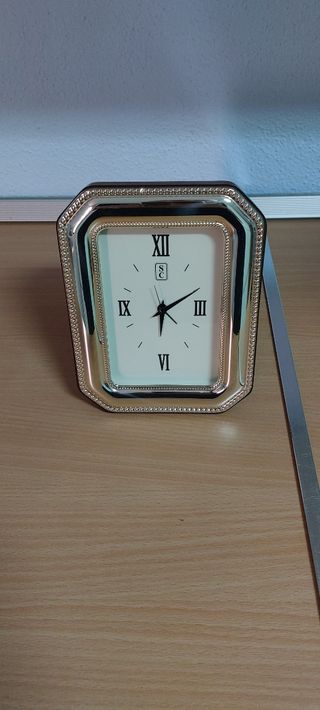 Reloj de mesa plateado