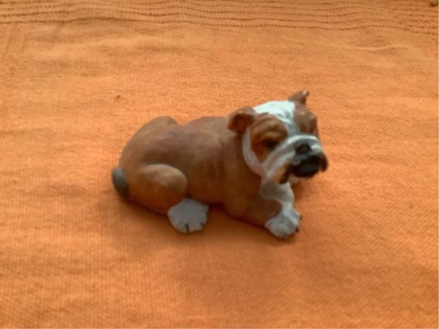 4 Perritos de cerámica marrones y blancos