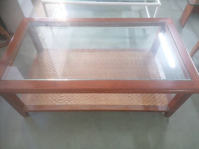 Mesa de centro de madera y cristal
