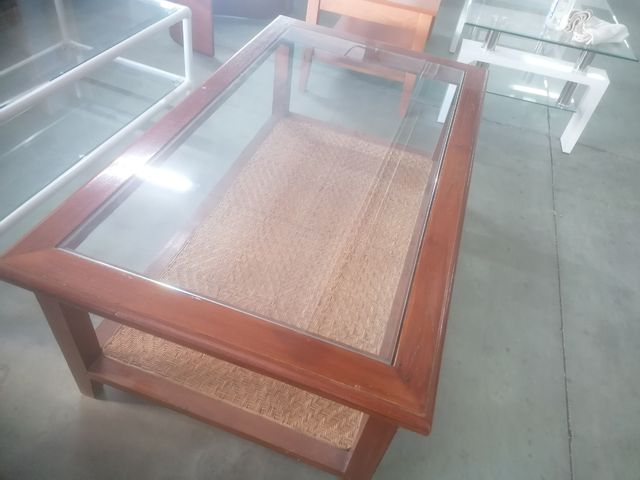 Mesa de centro de madera y cristal