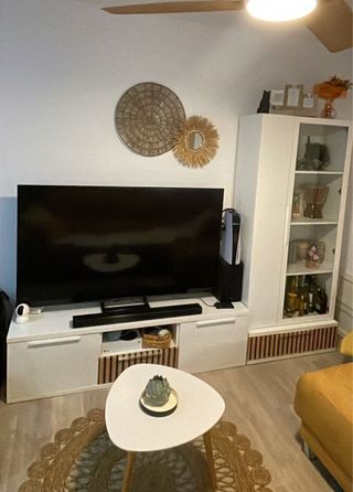 Mueble de comedor blanco y madera