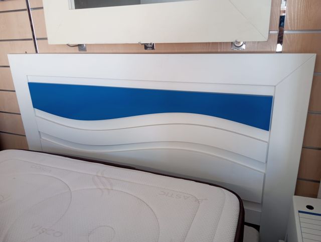 Cabecero y mesitas de noche a juego