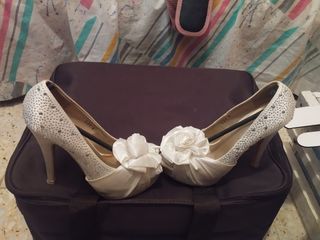 Zapatos de vestir blancos con pedrería y flor