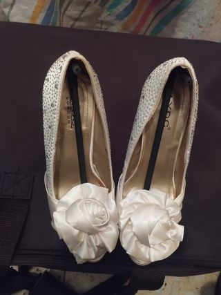 Zapatos de vestir blancos con pedrería y flor