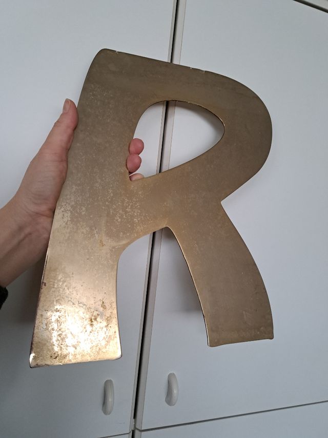 Grande lettera in ottone R