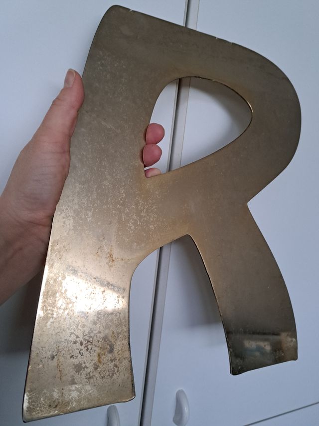 Grande lettera in ottone R