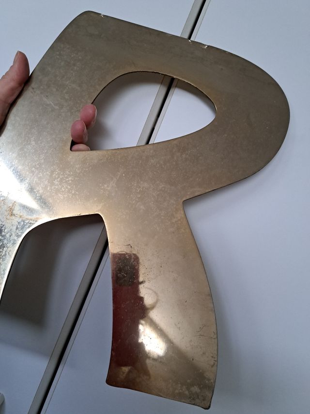 Grande lettera in ottone R