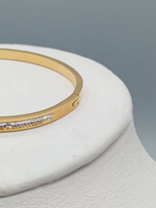 Pulsera rígida acero,baño de oro y circonitas