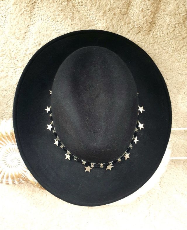 Sombrero Zara Negro con Estrellas