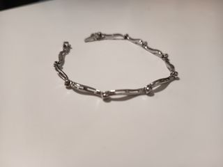 Pulsera de oro blanco de 18K ondulado y diamantes