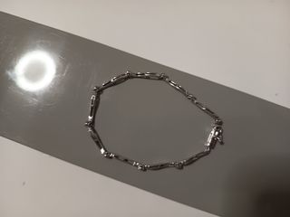 Pulsera de oro blanco de 18K ondulado y diamantes