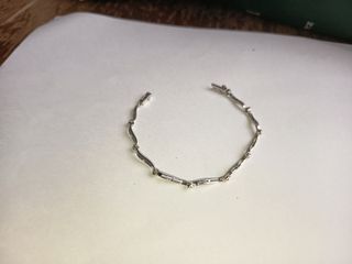 Pulsera de oro blanco de 18K ondulado y diamantes