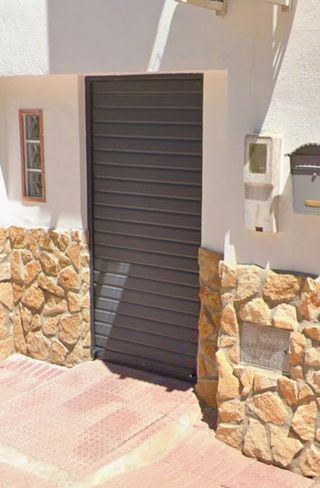 Puerta persiana metálica exterior motorizada