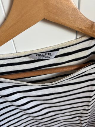 Camiseta de rayas blancas y negras