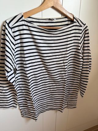 Camiseta de rayas blancas y negras