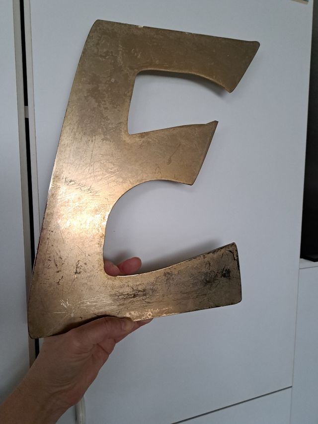 Grande lettera E ex insegna