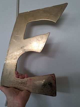 Grande lettera E ex insegna