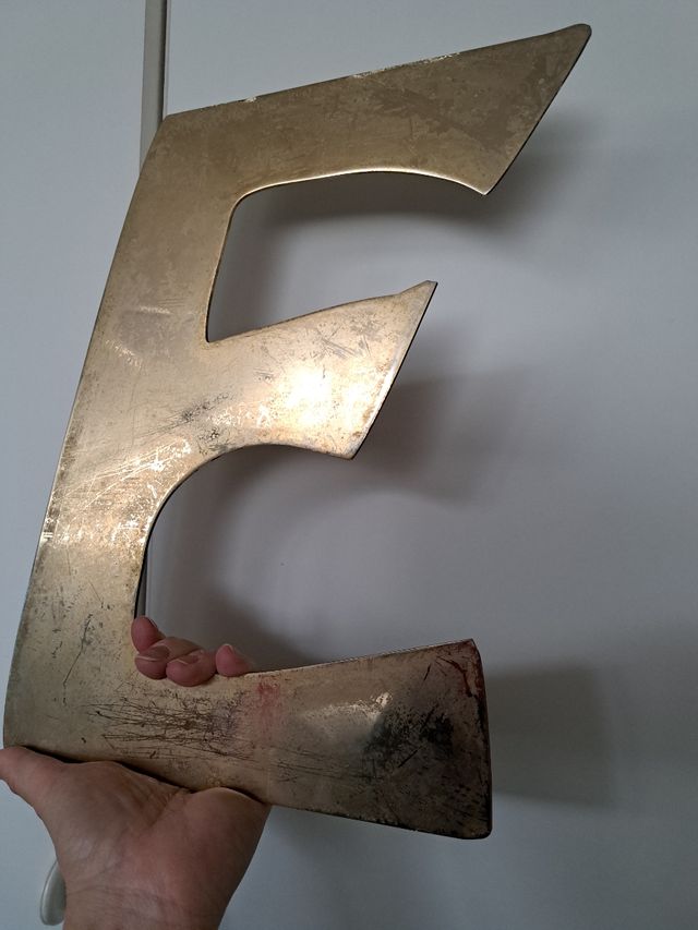 Grande lettera E ex insegna