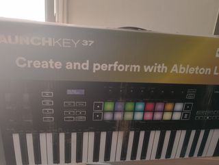 Teclado MIDI Novation Launchkey 37 MK3