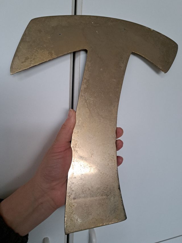 Lettera T in ottone