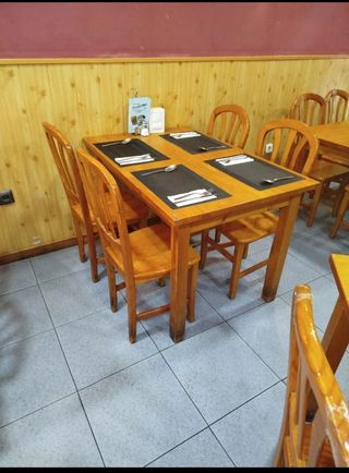 Mesa de comedor de madera con 4 sillas