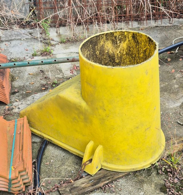 Tubo de desescombro amarillo