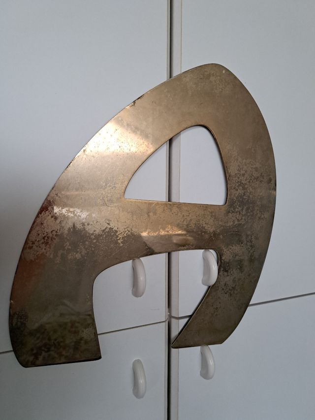 Lettera A ex insegna in ottone