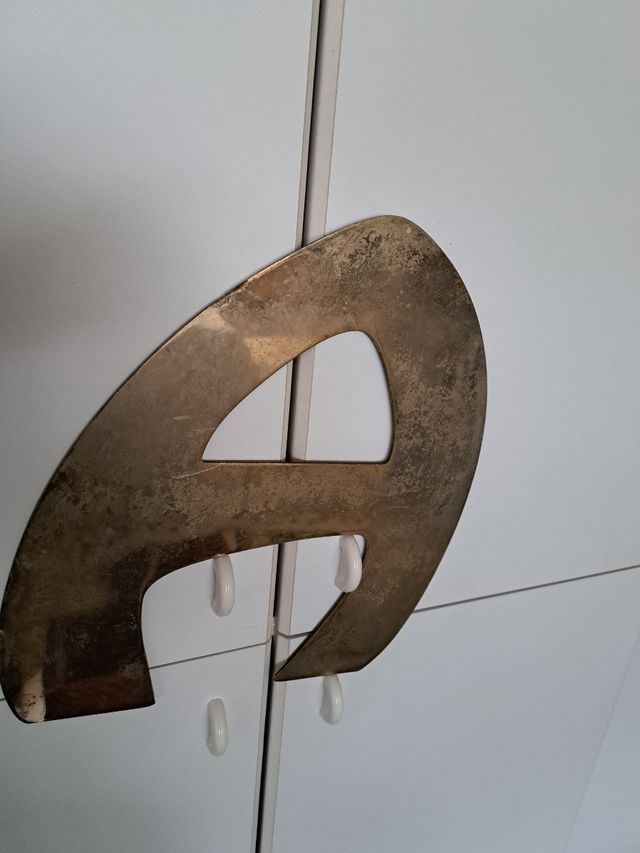 Lettera A ex insegna in ottone