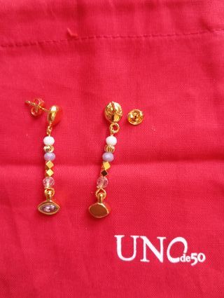 Pendientes dorados Uno de 50 con piedras
