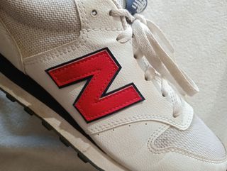 Zapatillas New Balance Clásicas Blancas y Rojas