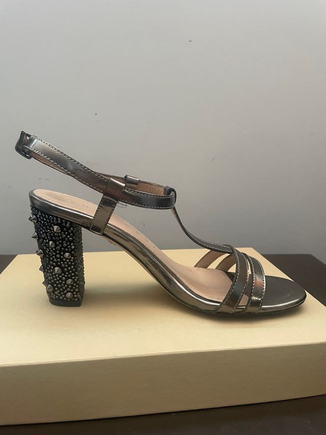 Sandali con tacco quadrato borchiato argento