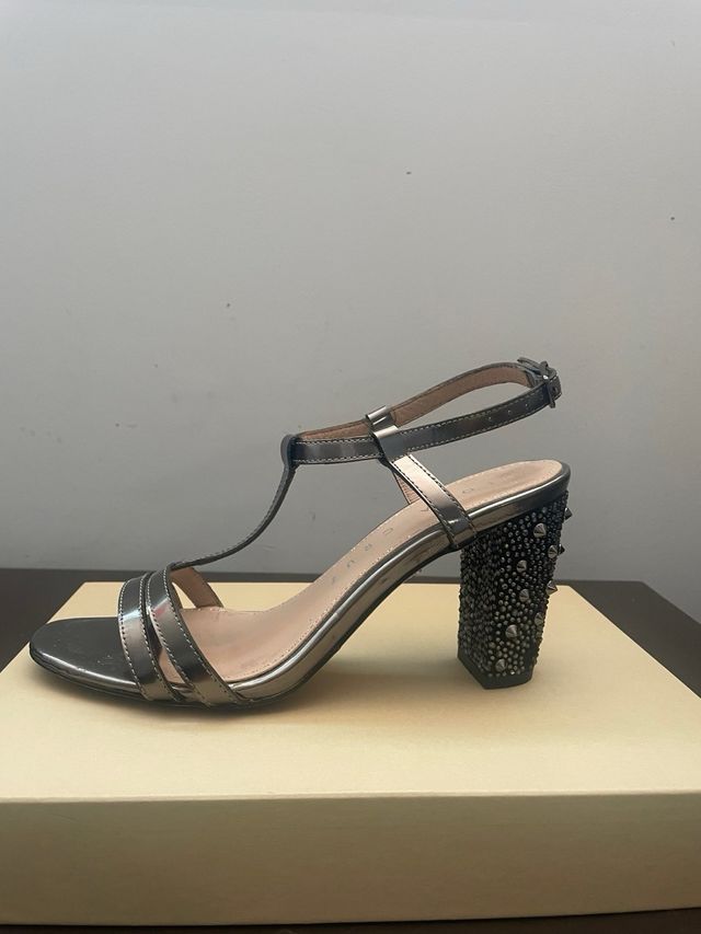 Sandali con tacco quadrato borchiato argento