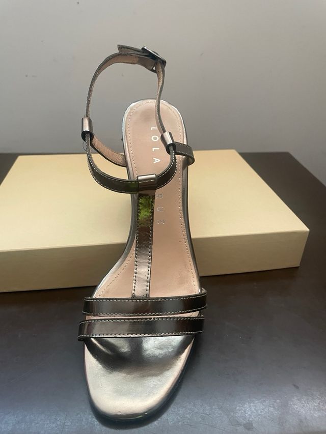 Sandali con tacco quadrato borchiato argento