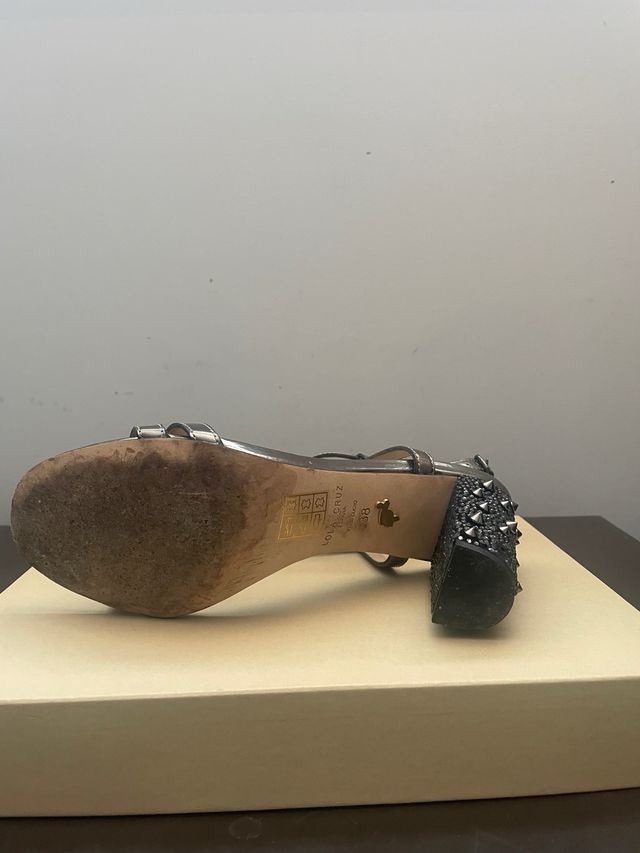 Sandali con tacco quadrato borchiato argento