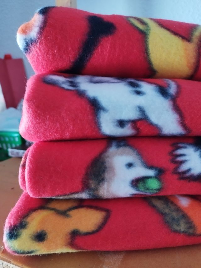 Manta para mascotas con perros y huesos 1 X80