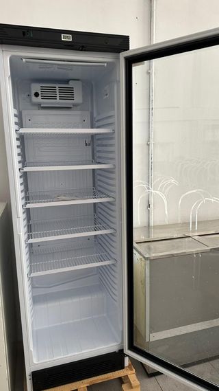 Nevera expositora vertical