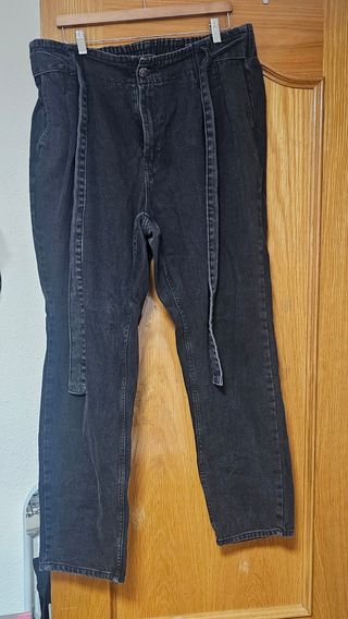 Pantalones vaqueros negros con cinturón