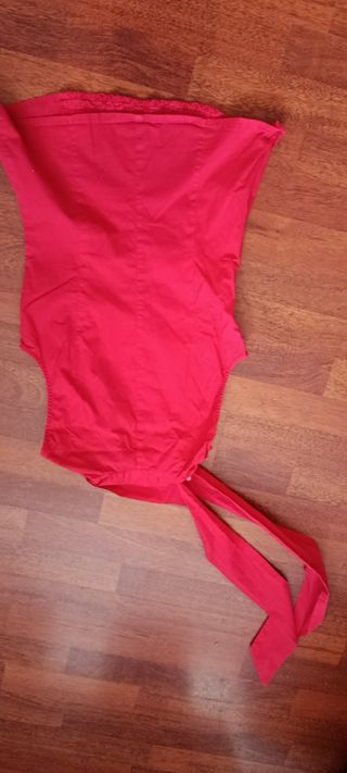Top rojo con lazada al cuello