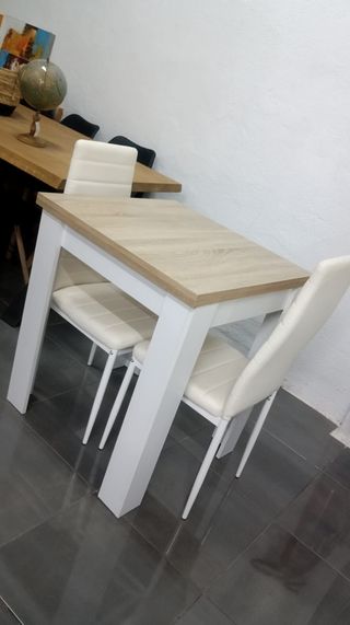 Mesa de comedor y 2 sillas
