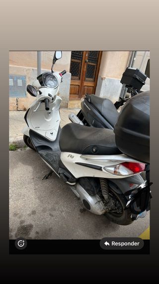 Piaggio Fly 125 Scooter