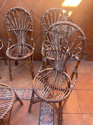 Conjunto de mesa y sillas de mimbre